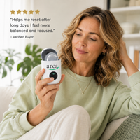 Woman holding the Arca device beside a five-star customer quote
